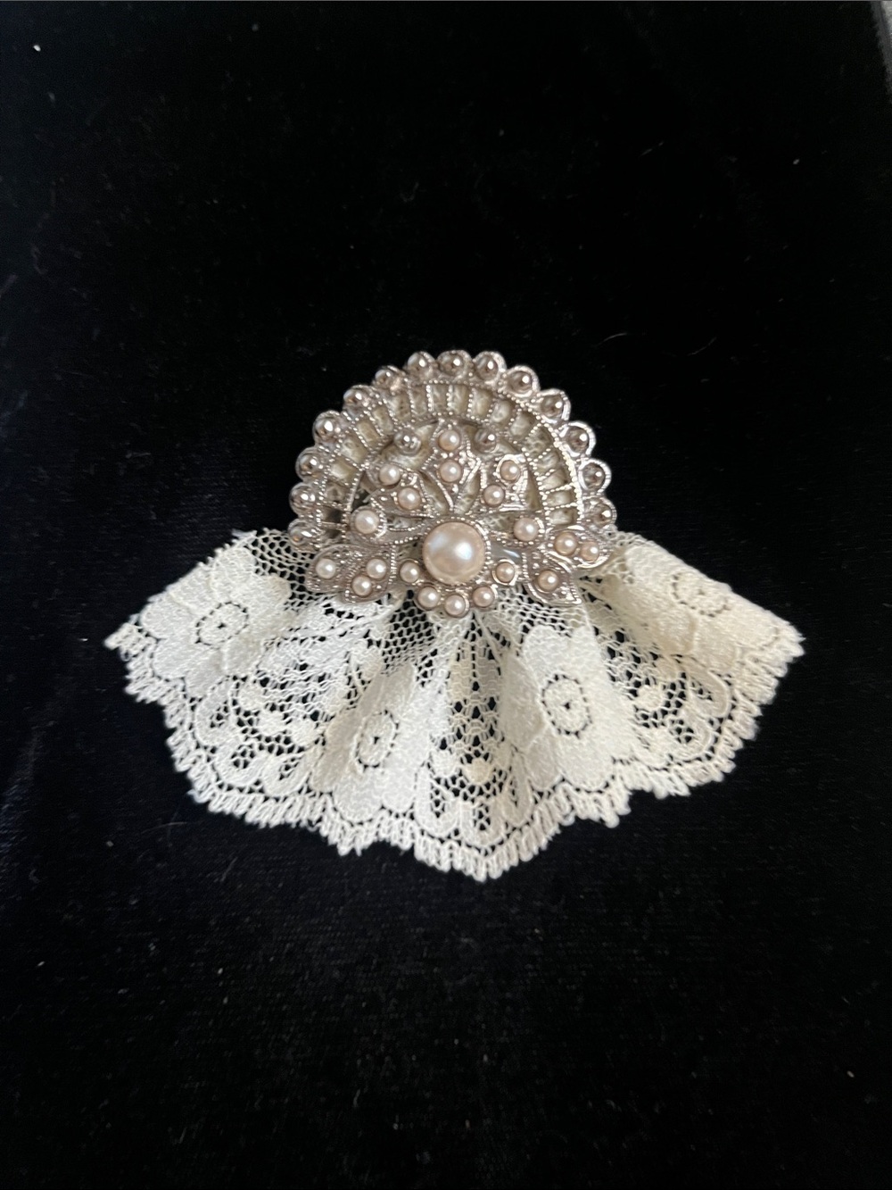 Vintage Art-Deco Style Fan Brooch Silver Tone Faux Pearls – Cream Lace